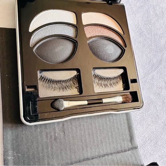 Me Makeover Essential women Lashing out Girl Night Out Eyeshadow & Eyelash - Picture 11 of 12